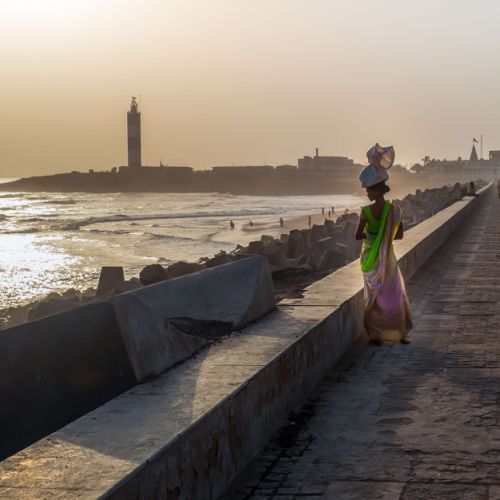 Dwarka femme âgée portant un sac de ciment